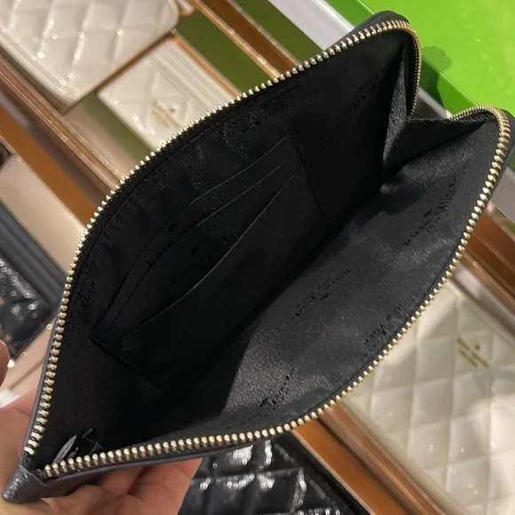 Kate Spade Lucy Medium L-Zip Wristlet
COLOR:
Black (Non Glitter)
NWT - Picture 11 of 16